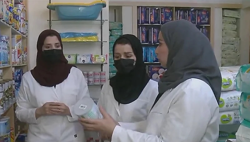 شاهد .. 4 شقيقات سعوديات يدخلن التجارة من الصيدلة بدعم والدتهن