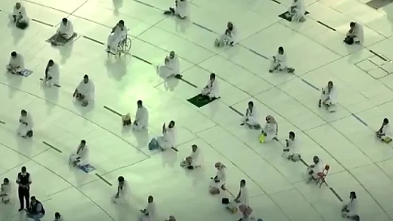شاهد .. أجواء إفطار المعتمرين والمصلين في ساحات الحرم المكي