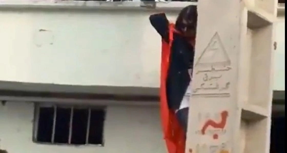 بالفيديو... الشرطة الإيرانية تسحل امرأة لمشاهدتها مباراة