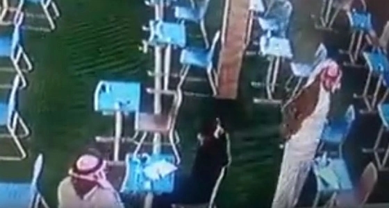 بالفيديو.. معلم ينزع " معطفه " ويلبسه لطالب أثناء اختبار