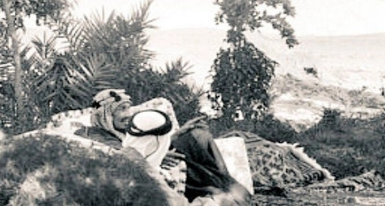 صورة نادرة للملك عبد العزيز بمزرعة " الفاخرية " قبل 75 عام