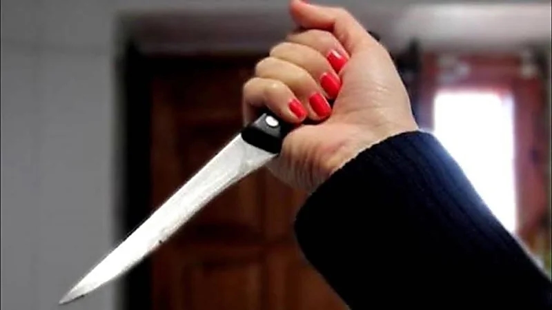 امرأة تقتل زوجها بلكمة قوية في الرأس والوجه 