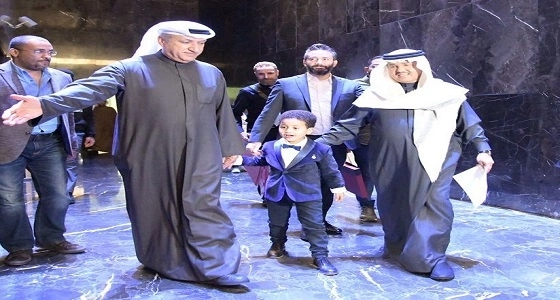 بالصور.. نجل الفنان محمد عبده يخطف الأضواء من والده في الكويت