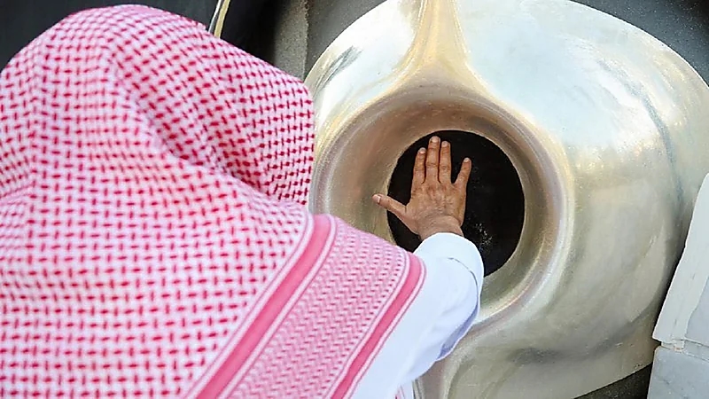 شاهد.. لحظة تطييب الحجر الأسود والكعبة المشرفة