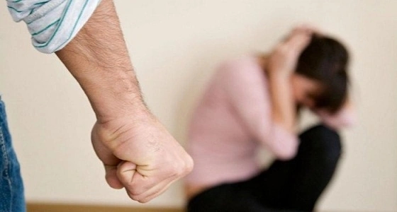 خبيرة تنصح النساء بتقبيل أقدام أزواجهن بعد تعرضهن للضرب