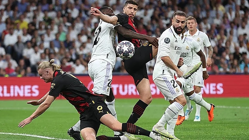 شاعر عربي يلقي قصيدة ساخرة في هزيمة ريال مدريد.. فيديو