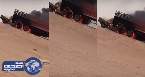 بالفيديو.. " شاص " يلتحم بمقطورة شاحنة من الخلف في حادث مروع