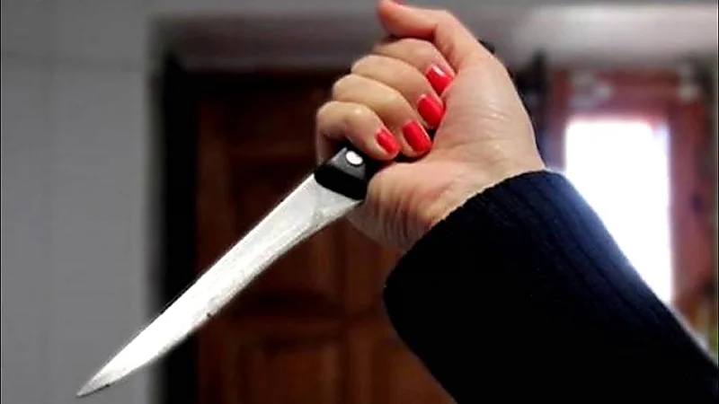 امرأة تحاول قتل أم زوجها بـ 4 طعنات