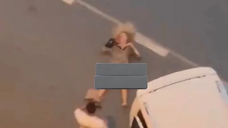 رجل يسحل امرأة بالشارع ويسحبها لسيارته دون تدخل أحد في تركيا