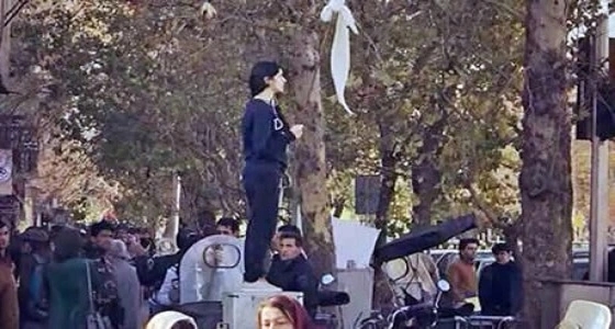 بالفيديو.. إيراني يرفع قميص أبيض تضامنا مع فتيات " شارع الثورة "