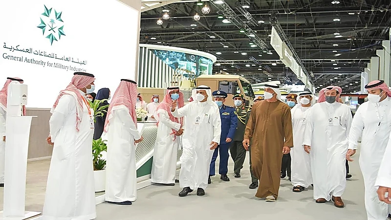 ولي عهد أبوظبي يزور جناح المملكة في معرض " آيدكس 2021 "