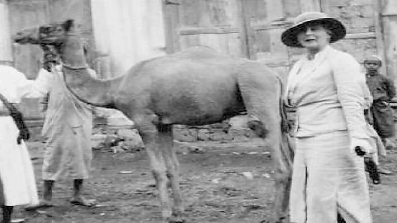 صور قديمة لرحلة حفيدة الملكة "فيكتوريا" في المملكة قبل 83 عاما