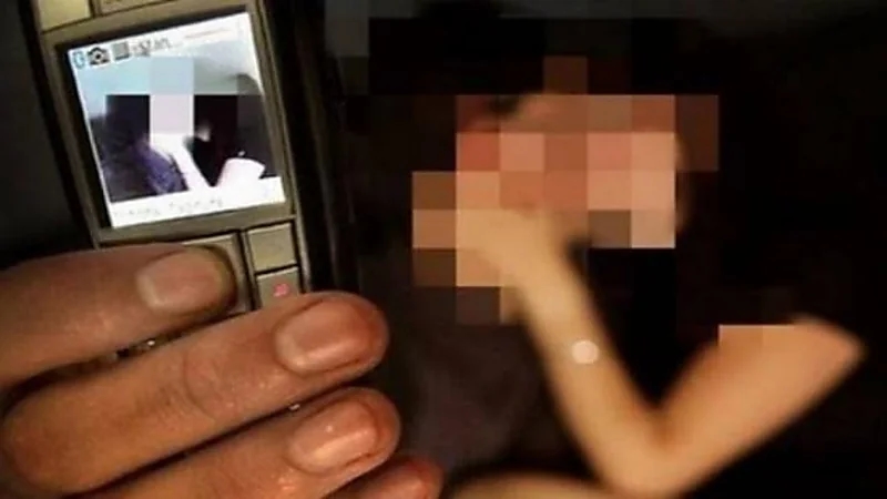 شاب يبتز فتاة بصورها العارية بعد ممارسة الرذيلة معها