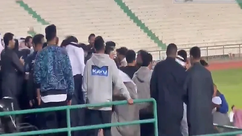 مشاجرة عنيفة في مباراة العربي والشباب الكويتي .. فيديو