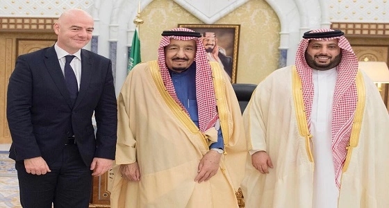 خادم الحرمين الشريفين يستقبل رئيس الاتحاد الدولي لكرة القدم