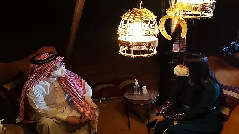 السفير الصيني يرتدي الزي السعودي ويحتفي بزيارته لـ "أوايسس الرياض"