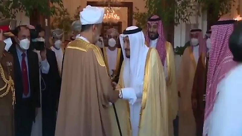 بالفيديو .. الملك سلمان يودع سلطان عمان لحظة مغادرته قصر "نيوم"