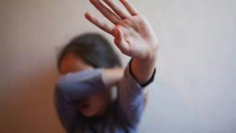 معلم يهتك عرض طفلة أثناء إعطائها درسًا خصوصيًا
