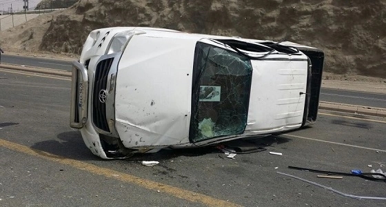 انقلاب مركبة في حادث مروع على طريق الساحل بـ " مكة "