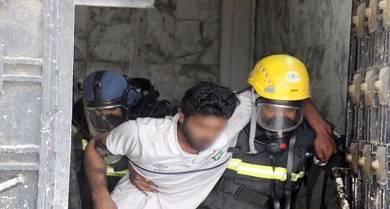 بالصور.. إنقاذ رجل وابنه من حريق اندلع بمنزل في الطائف