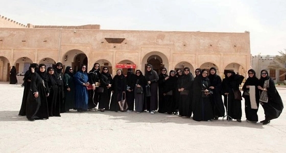 بالصور.. أعضاء " فتاة الخليج " بالخبر يزورون بيت الشرقية في الجنادرية