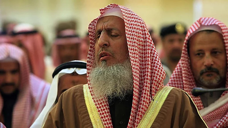 هل يجوز جمع الصلوات في أوقات البرد الشديد؟ سماحة الشيخ عبدالعزيز بن عبدالله يجيب