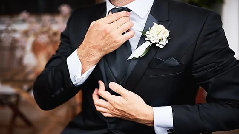 رجل يجبر زوجته على حضور خطوبته بصديقتها