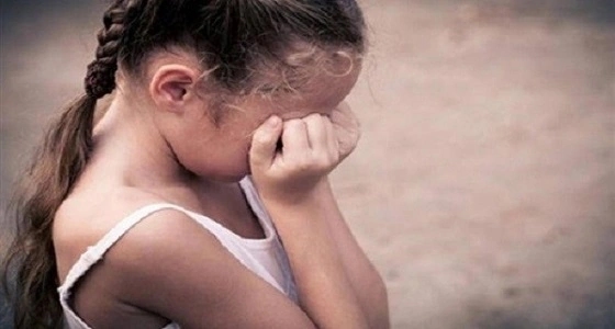 سيدة تغري طفلة بالشيكولاته وتقدمها لـ 3 رجال لاغتصابها