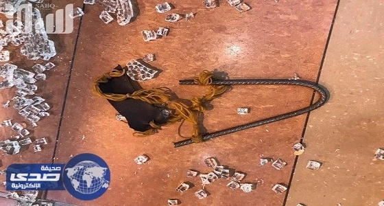 بالفيديو.. لص يسرق مجمع تجاري في الجبيل بـ«نبلة حديدية»