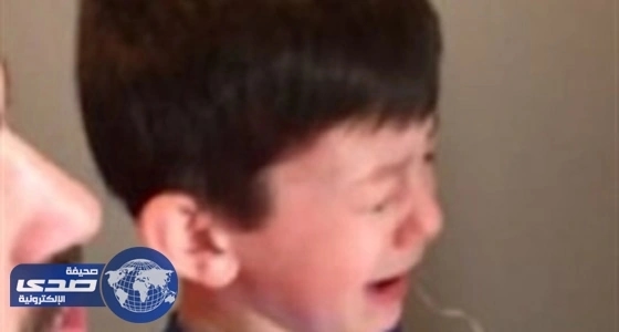 بالفيديو.. طفل يخلع سن شقيقه لشعوره بالملل