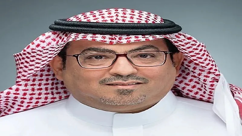 أخصائي اجتماعي: على النساء أن يقمن تمثالًا ذهبيًا لمخترع المكياج