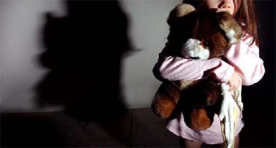 تحت عنوان " العب مع فتاة صغيرة " .. رجل يعرض ابنته لممارسة الجنس