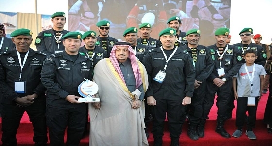 بالصور.. أمير الرياض يكرم الطيران الأمني في الحرس الملكي