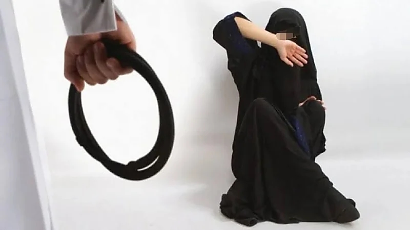 فتاة تتعرض للتعنيف من أسرتها في الرياض