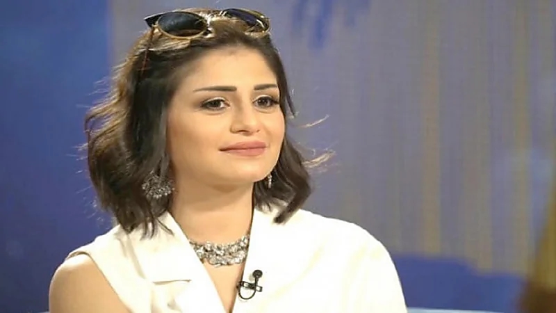 بالفيديو.. منة فضالي ترتدي الحجاب على الهواء