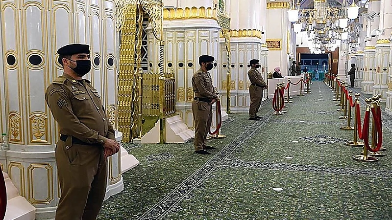 "أمن المسجد النبوي" الشريف يضبط شخصًا تحدث بمحتوى يمس القيم الدينية