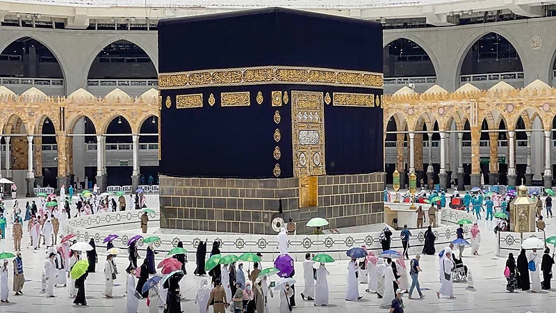 ضيوف الرحمن يتوافدون إلى المسجد الحرام لأداء طواف الوداع