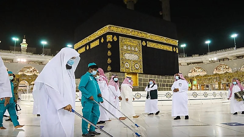 صور..السديس يشارك عمال النظافة في تنظيف صحن المطاف