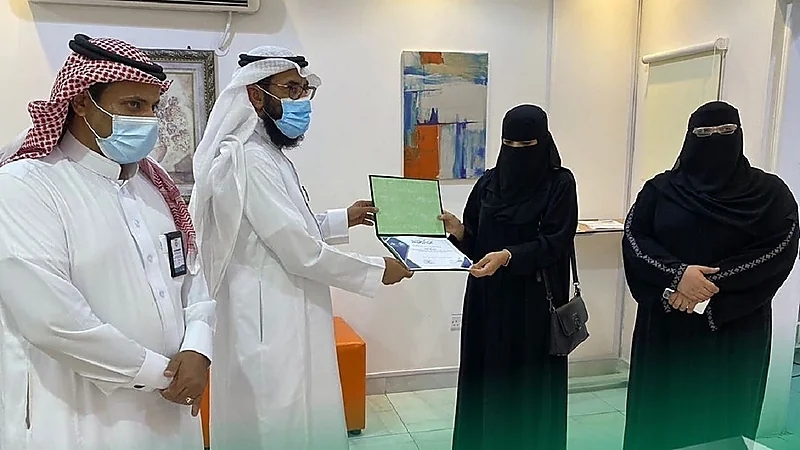 ممرضة سعودية تنقذ فتاة من "غصة" داخل مجمع تجاري