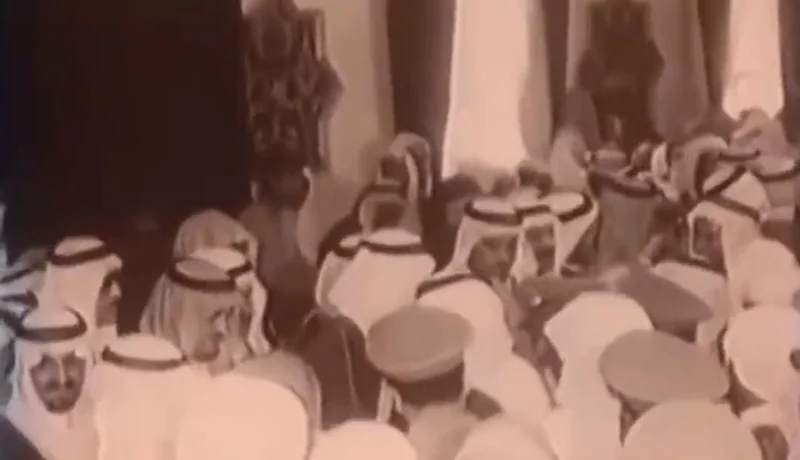 فيديو نادر لحشود غفيرة خلال مبايعة الملك خالد وولي عهده "آنذاك" الملك فهد قبل 46 عام