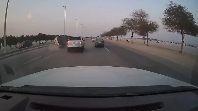 شاهد.. انقلاب مروع لمركبة على أحد طرق الخبر
