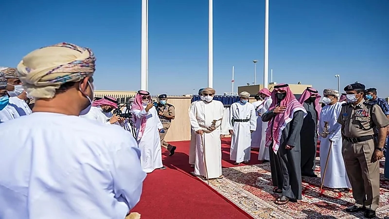بالفيديو.. وزير الداخلية ونظيره العماني في جولة تفقدية لمنفذ الربع الخالي