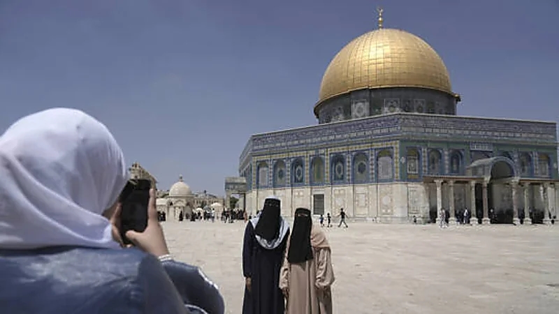 صورة "خليعة"  لإسرائيلية داخل الأقصى تثير غضب الفلسطينين