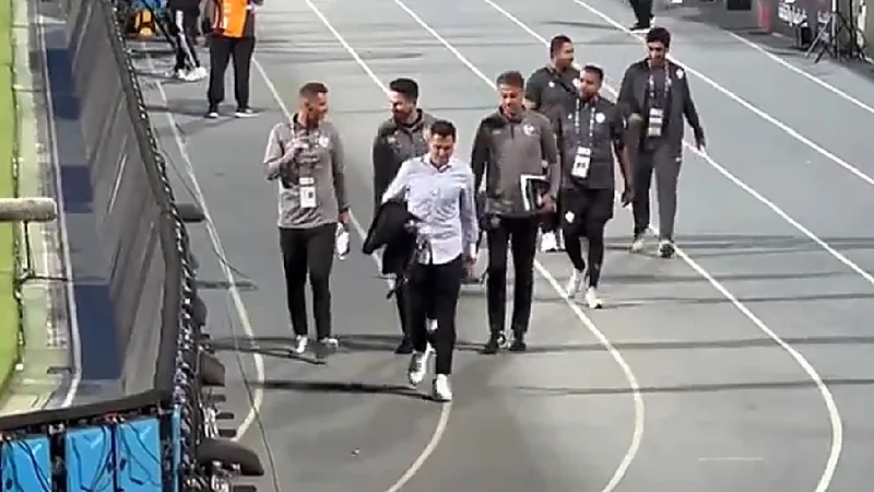 بالفيديو.. جماهير الهلال تحيي مدرب الطائي