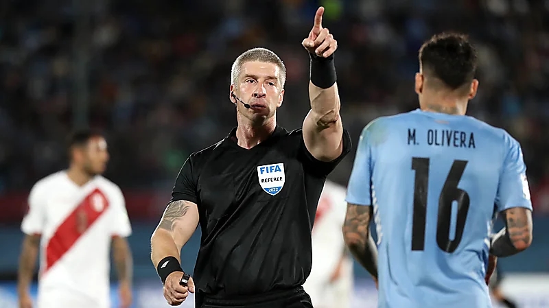 بالفيديو.. حكم برازيلي يشعل غضب منتخب بيرو بعد إلغاء هدف صحيح لهم