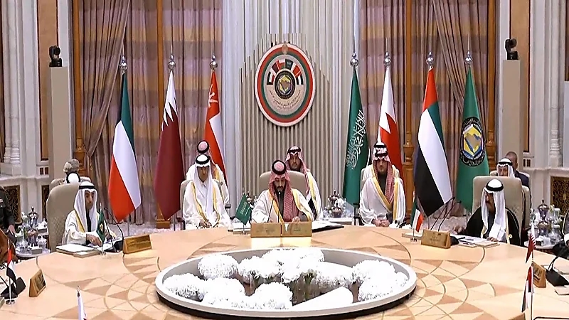 الإطاحة بمواطن ووافدة يحوزان مخدرات وأسلحة وذخيرة