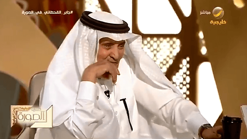 بالفيديو.. الدكتور "القحطاني" يبكي تأثراً بصورة والده ويكشف قصة مثيرة