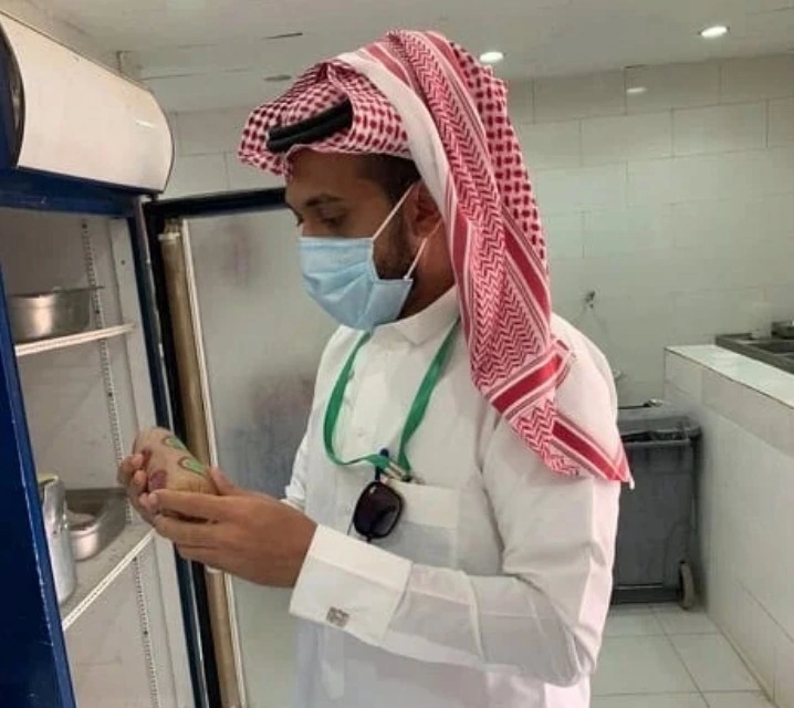 بالفيديو.. إهمال أحد محلات الأثاث كاد أن يودي بحياة عامل للخطر