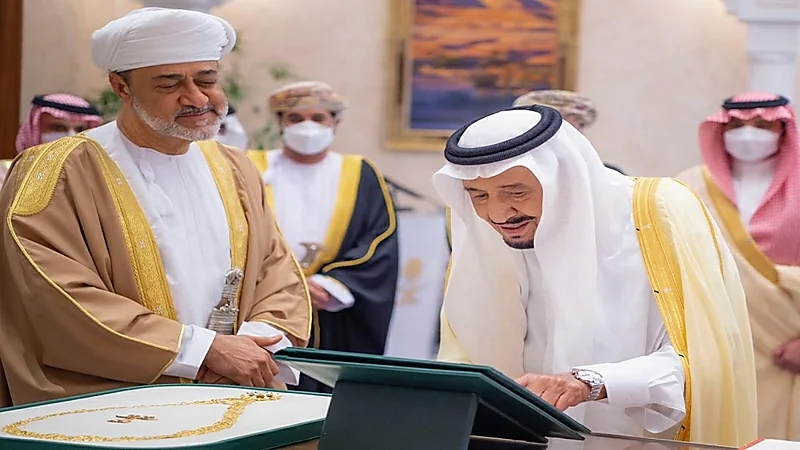 وسام عُماني رفيع لخادم الحرمين الشريفين وقلادة الملك عبدالعزيز لسُلطان عمان "صور"