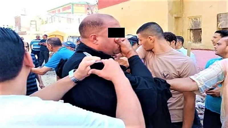 رجل يتخفى في ملابس نسائية ونقاب وحديثه في التليفون يكشفه